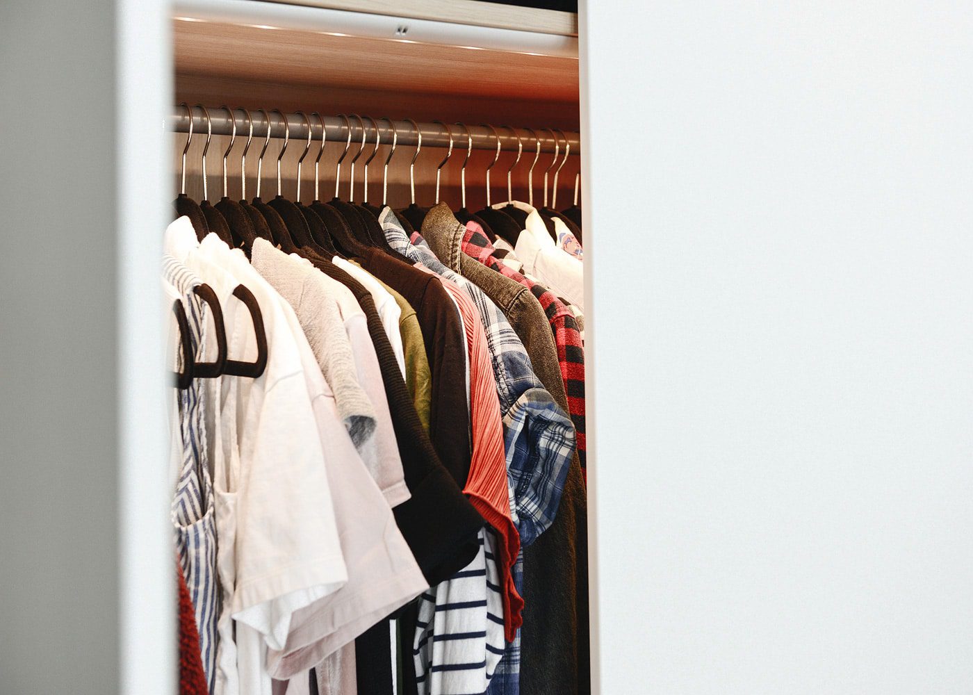 8 tips for a more organized closet you'll love to wake up to! | via Yellow Brick Home