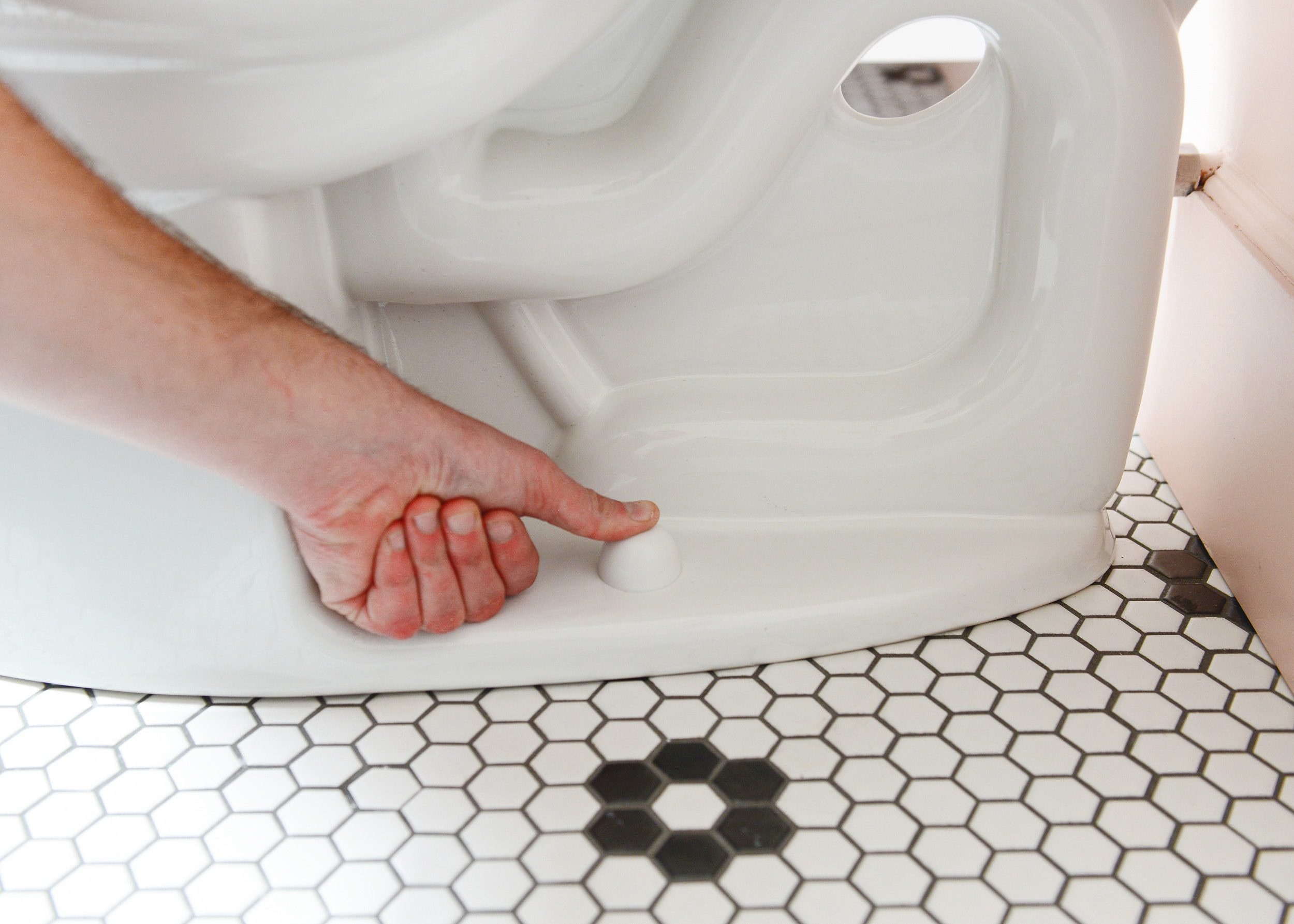 How to install a toilet - an easy step by step DIY tutorial from Yellow Brick Home. 