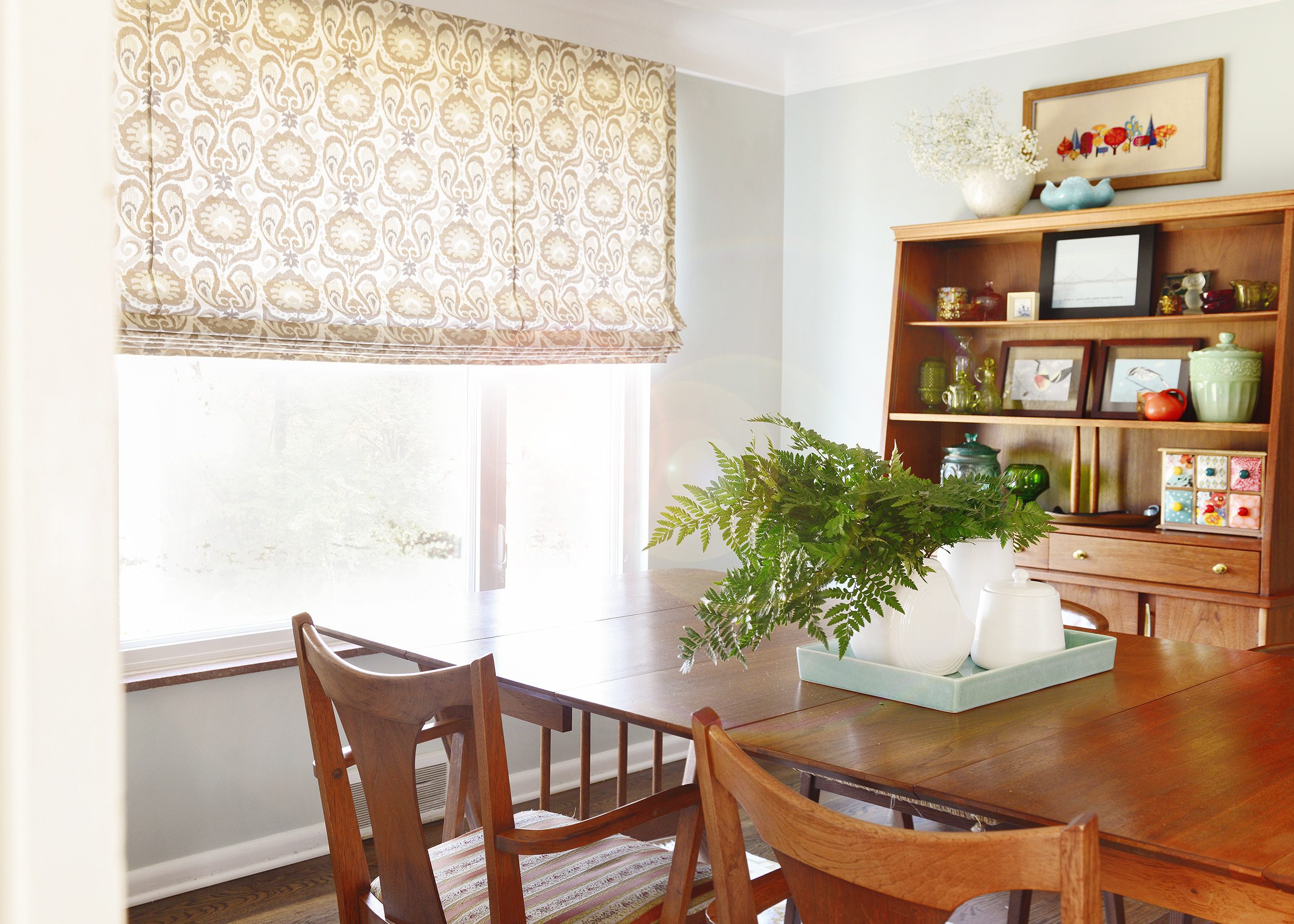Wide shot of dining room with Bali Blinds Tailored Roman Shade in Wayfarer Broome | via Yellow Brick Home