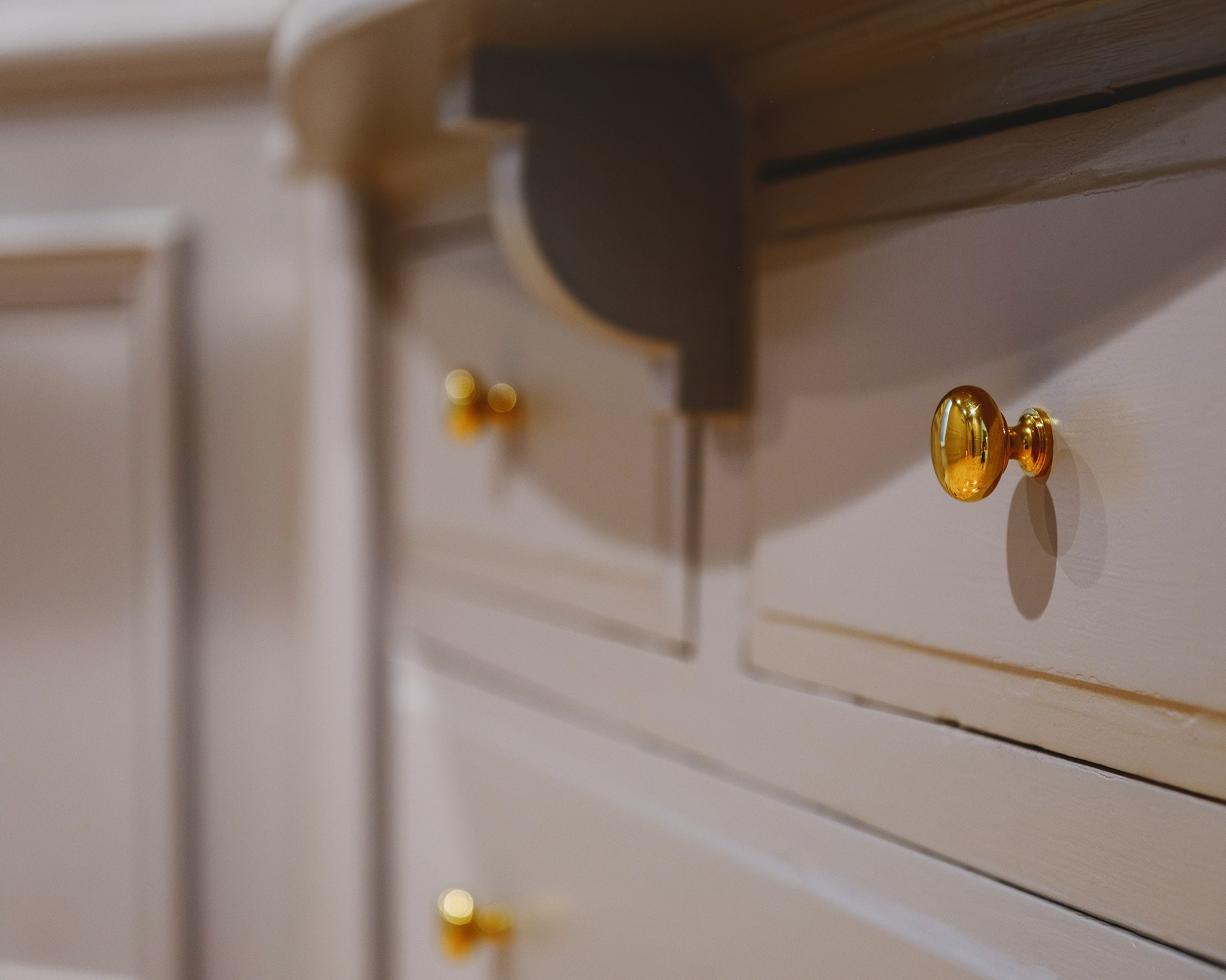 cabinet knob detail on restored vintage hutch | via Yellow Brick Home