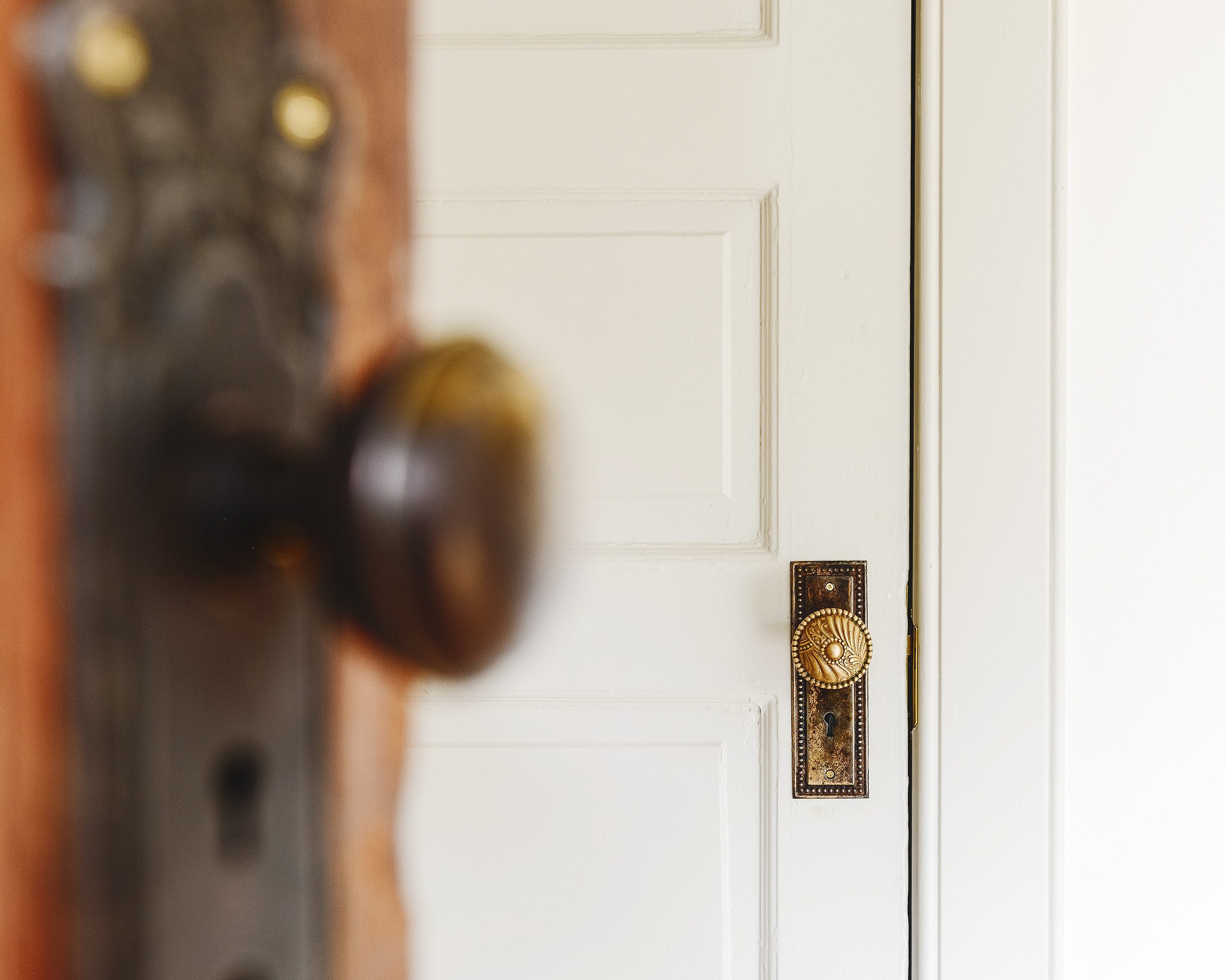 A brass knob and backplate, all cleaned up using the boiling method! via Yellow Brick Home