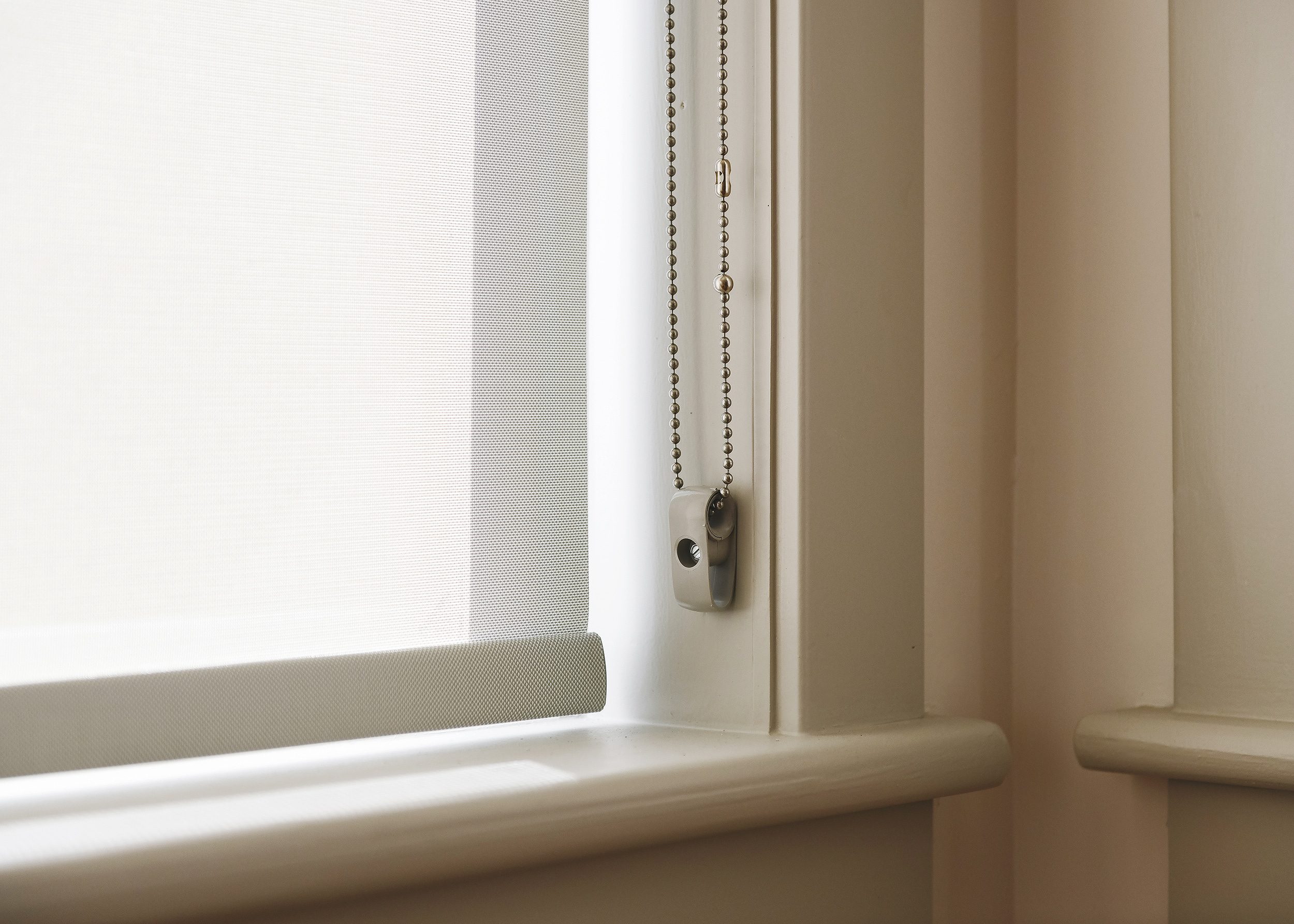 A detail of the continuous loop chain on a large window shade // via Yellow Brick Home