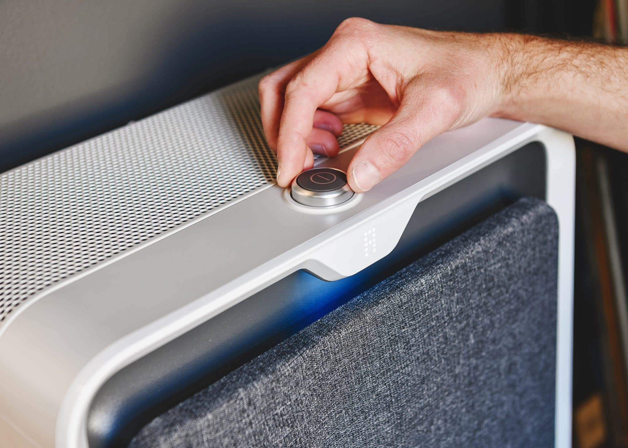 The single touchpoint controls of the BISSELL air320 // via yellow brick home