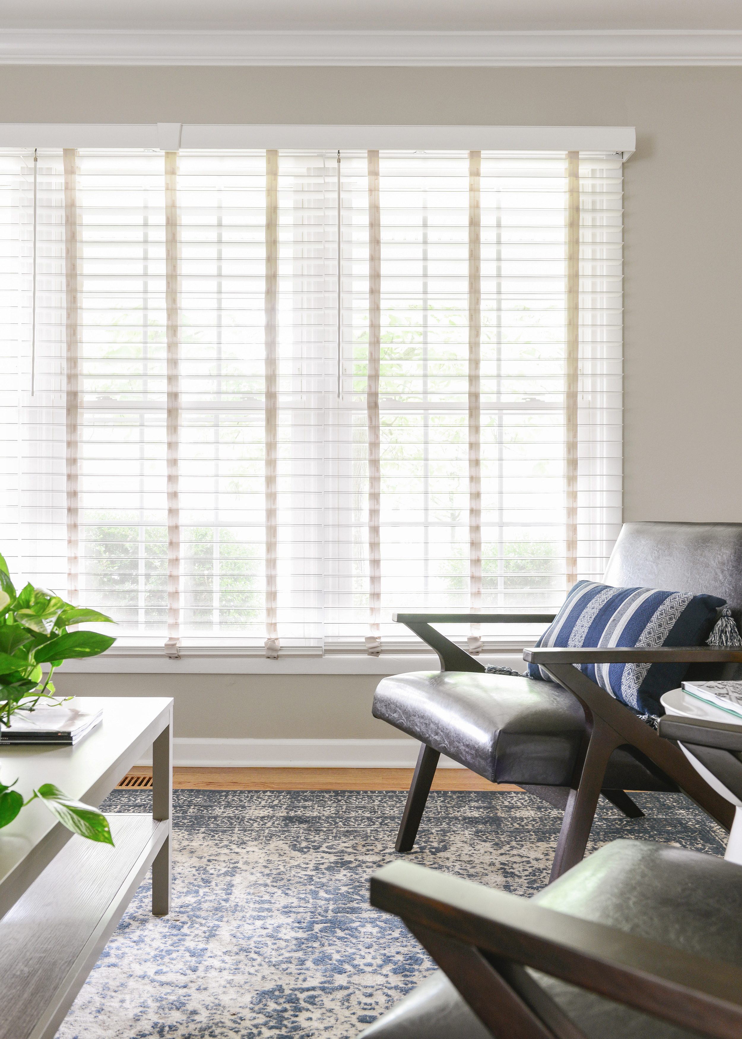 Horizontal blinds in a living room setting | via Yellow Brick Home: Which type of window treatment should you use? 
