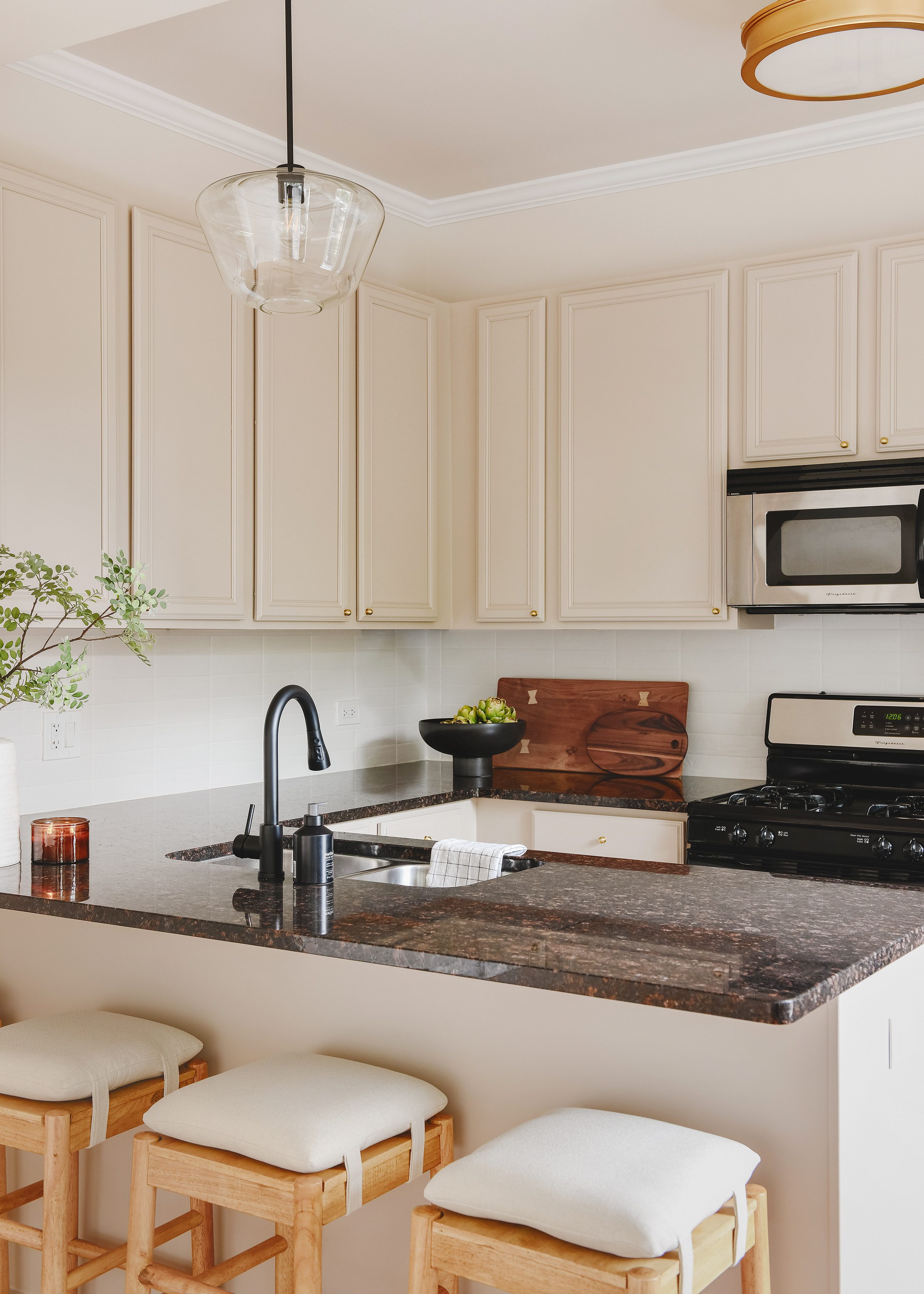 taupe kitchen cabinets, granite countertops and neutral decor | small space kitchen ideas | via Yellow Brick Home