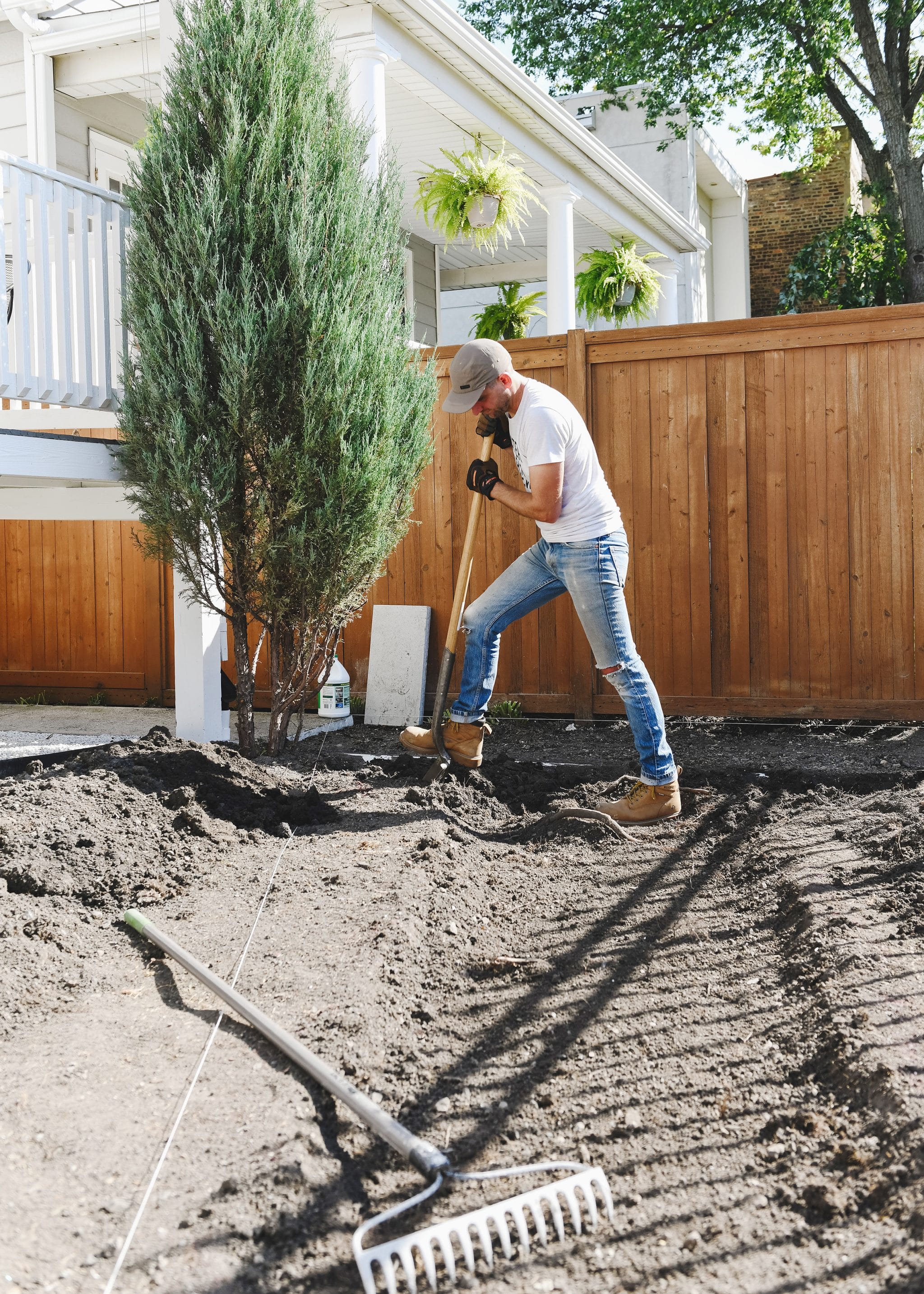 Prepping the yard for pavers | via Yellow Brick Home | small yard ideas 