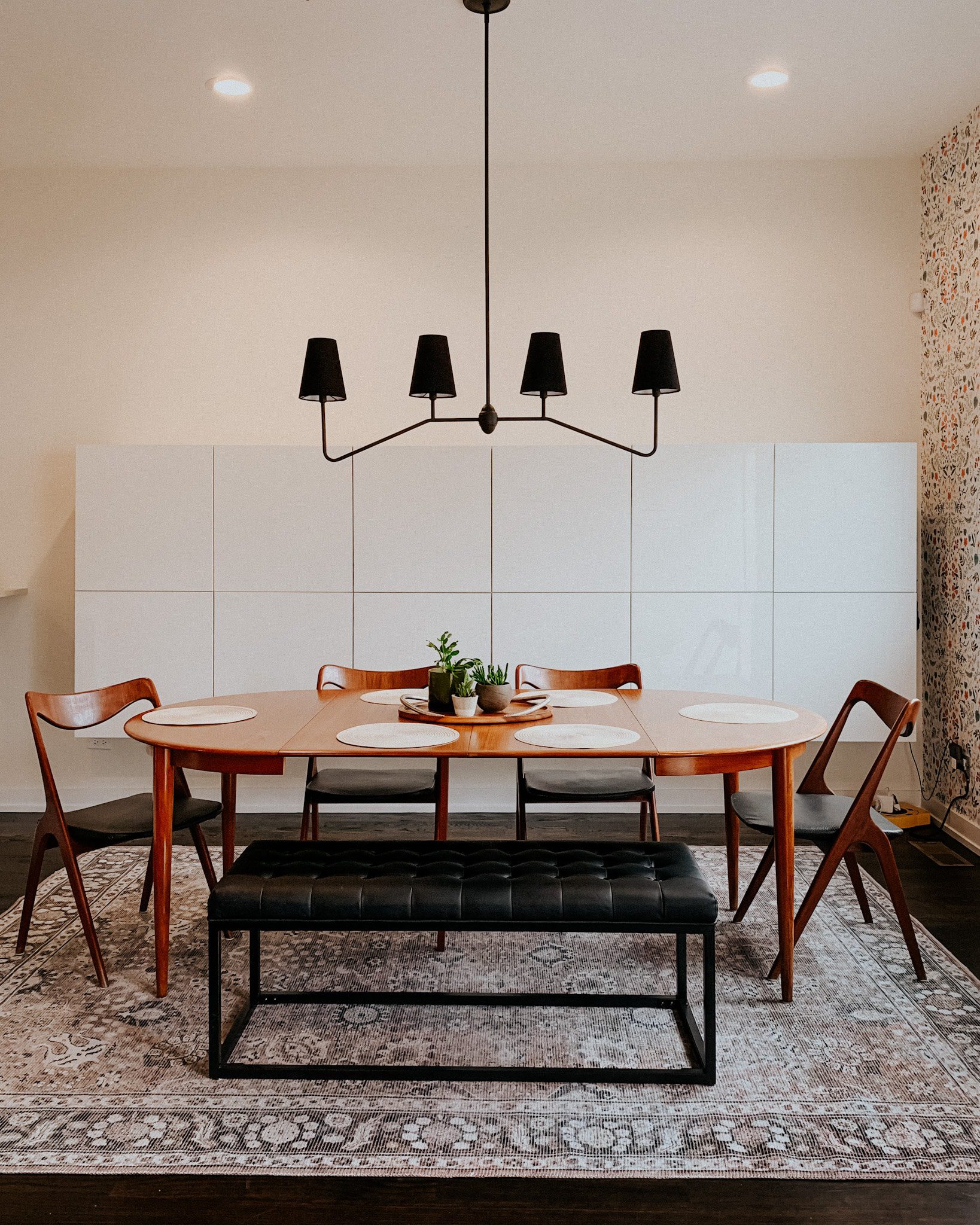 Mid century modern dining room set with a traditional touch | via Yellow Brick Home #YBHxKalvakota