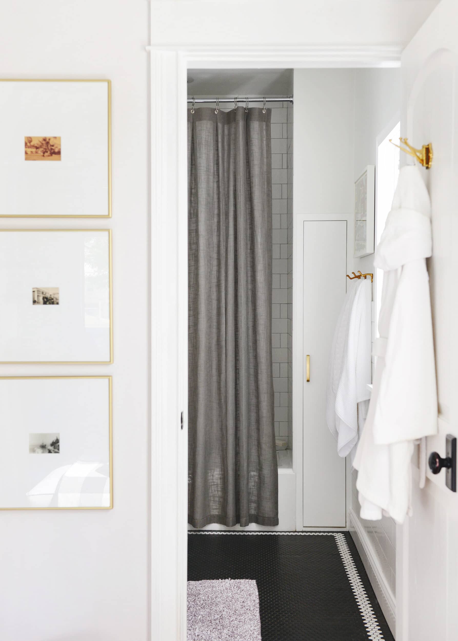 White and black classic bathroom in Chicago // via Yellow Brick Home