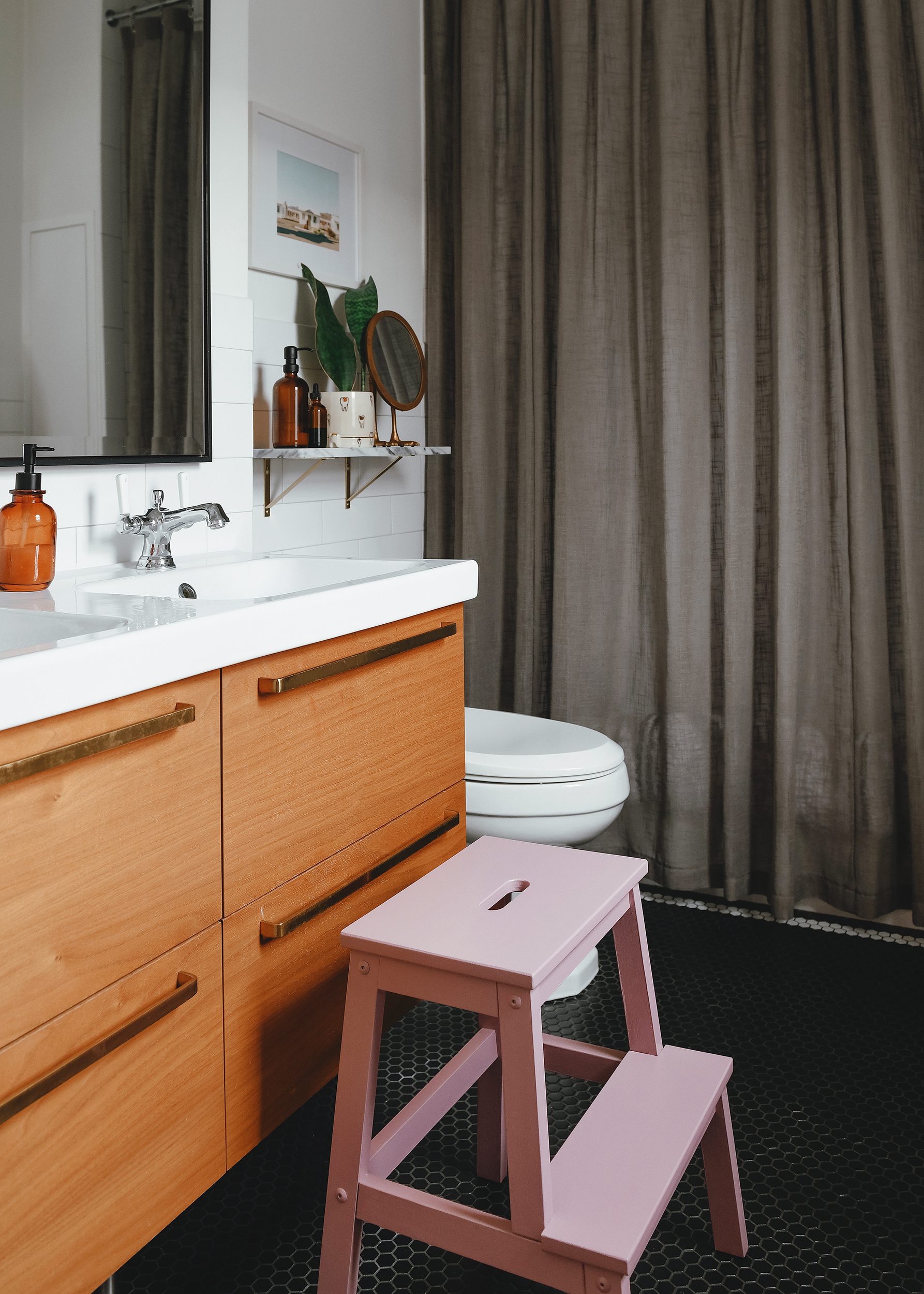 The finished painted stool in our primary bathroom | via Yellow Brick Home