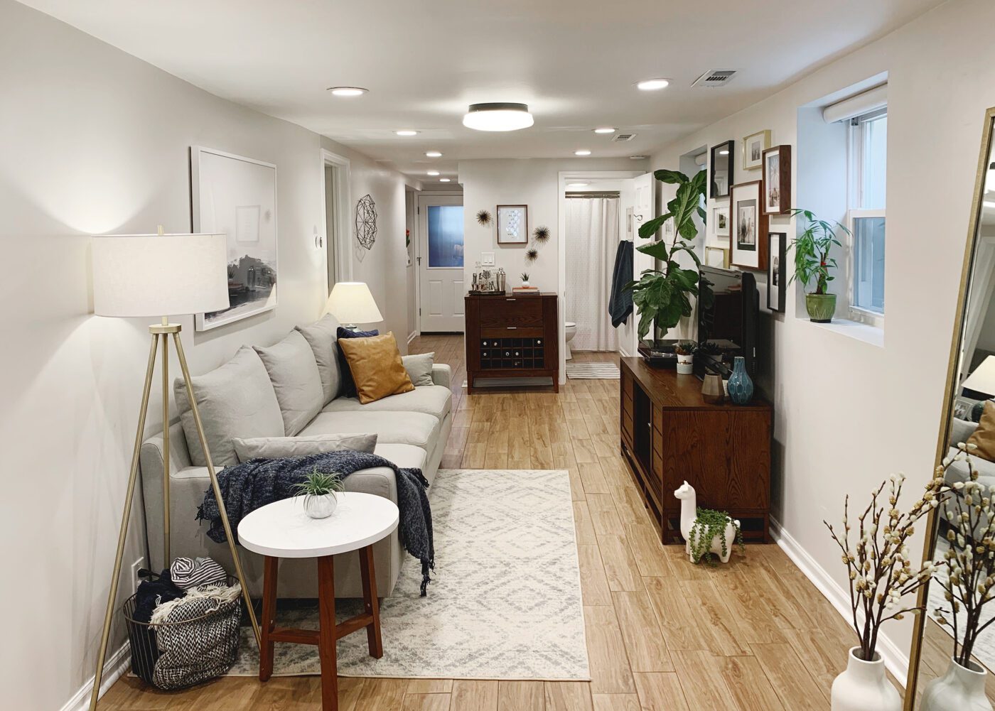 Chicago Garden apartment as styled by tenants who lived there, neutral decor | via Yellow Brick Home