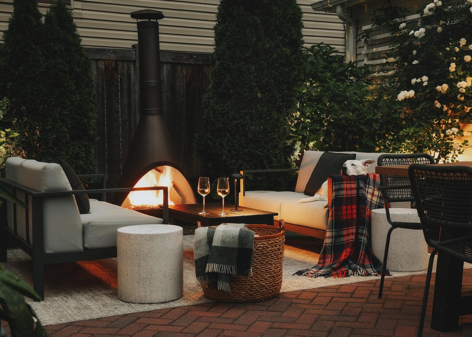 Budget Friendly Landscape Lighting for Any Yard - Yellow Brick Home - Budget Outdoor Lighting For Small Yards With Low Profiles