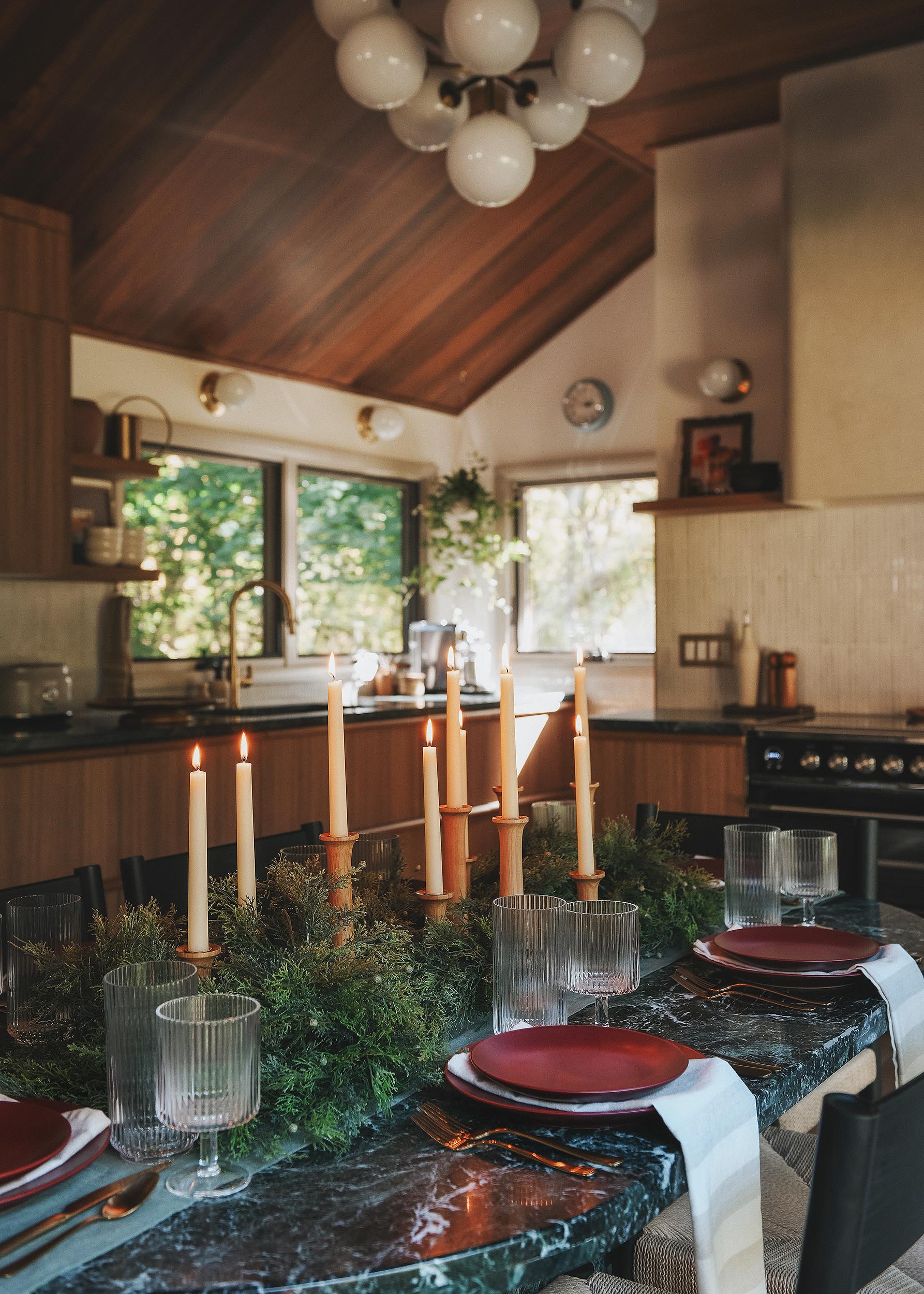 A simple, elegant table setting incorporating our favorite tablescape elements // via Yellow Brick Home